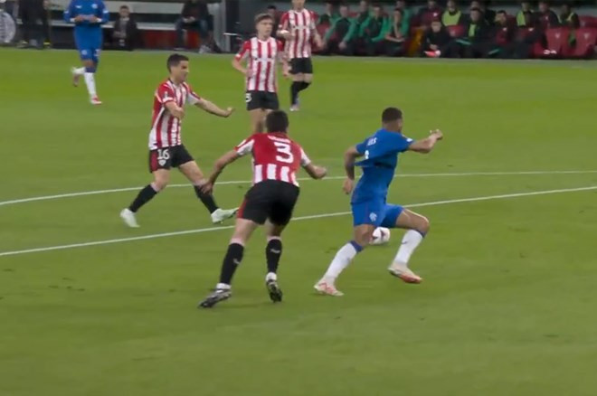 Forması cırıldı, penalti verilmədi  - Dessers qərardan təəccübləndi - FOTOLAR