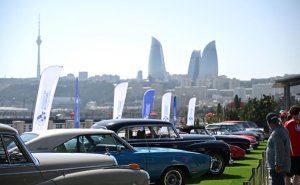 Bakıda Formula 1 çərçivəsində klassik avtomobillər sərgilənir