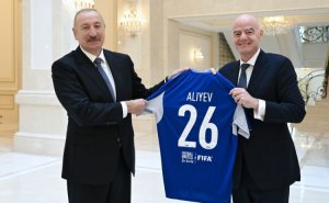 FIFA prezidenti Prezident İlham Əliyevə forma, top və xatirə hədiyyələri verib - FOTOLAR