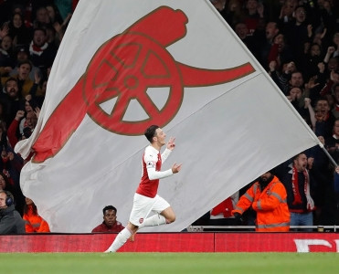 Özil almanların rekordunu təkrarladı