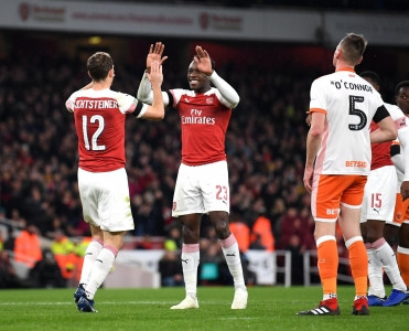 Arsenal və Chelsea növbəti mərhələdə