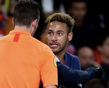 "Kuypers oyunçulara hörmət etmir" - Neymar hakimi tənqid etdi