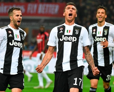 Juventus qələbə seriyasını davam etdirdi