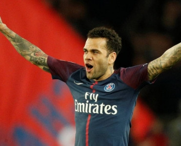 Dani Alves: "Premyer Liqada oynamaq istəyərəm"