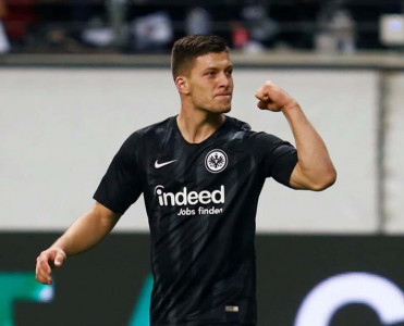 Jovic İngiltərə nəhənginin hədəfində