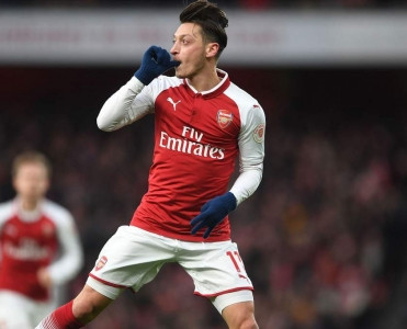 Özil "Arsenal"da qalır