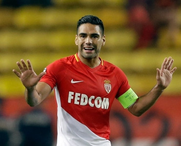 Falcao Monaco'da qalır