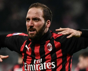 Chelsea Higuain'i transfer etməkdən imtina etdi