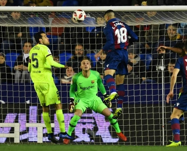 Sevilla uddu, Barcelona uduzdu