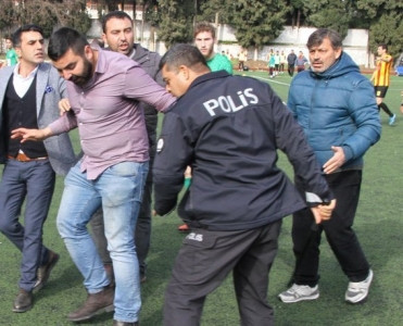 Türkiyədə hakim futbolçular və baş məşqçi tərəfindən döyülüb - VİDEO