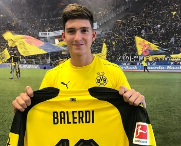 Dortmund gənc müdafiəçi aldı