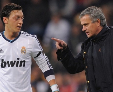 Mourinho'dan Emery'ə Özil məsləhəti