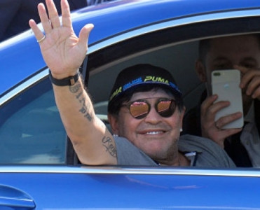 Maradona sevgilisini məhkəməyə verdi