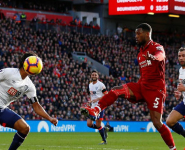 Liverpool vahid liderliyə yüksəldi