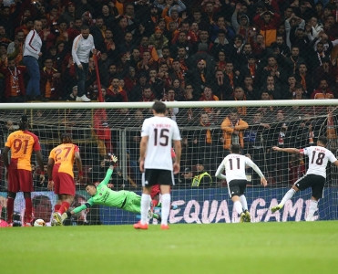 Galatasaray evdə, Arsenal səfərdə məğlub oldu