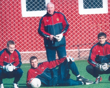 "Neftçi"nin keçmiş qapıçısı: "Bakıda tribunalardan dəmir pullar atıb futbolçuların başlarını yarırdılar"