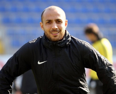 Neftçi futbolçusu ilə müqavilə yenilədi