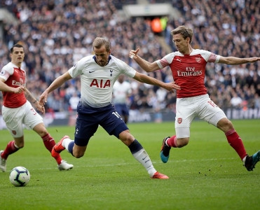 Arsenal Tottenham'la heç-heçə etdi, Manchester'lərdən qələbə
