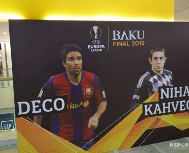 Azərbaycana gələn məşhur futbolçular Bakıda avtoqraf paylayıblar