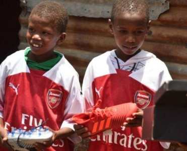 Özil bu uşaqlara formalarını hədiyyə etdi– FOTO