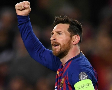 Messi Casillasa çatdı