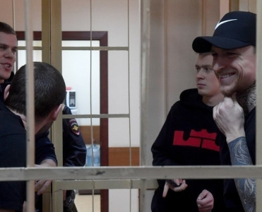 Kokorinlə Mamayevin məhkəməsi bomba xəbərdarlığına görə yarımçıq dayandırılıb - VİDEO