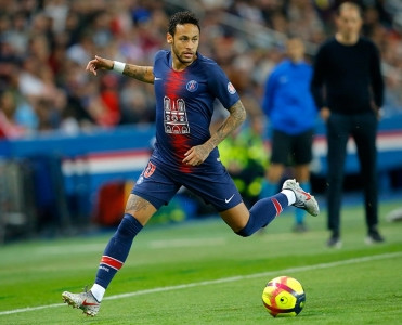 UEFA Neymarı cəzalandırdı - hakimi təhqir etdiyi üçün