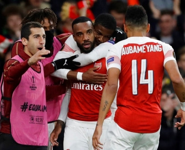 Arsenal'dan inamlı qələbə, Chelsea heç-heçə etdi