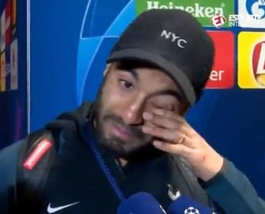 Moura qollarını izləyib, ağladı - Video