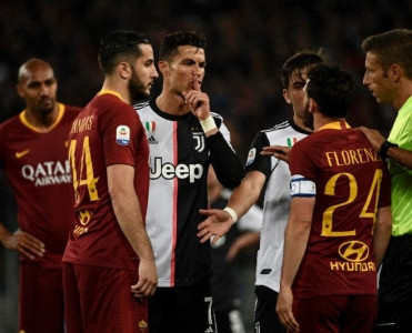 Ronaldo “Roma”nın futbolçusunu ələ saldı - VİDEO