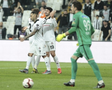 Beşiktaş mövsümü qələbə, Galatasaray məğlubiyyətlə başa vurdu