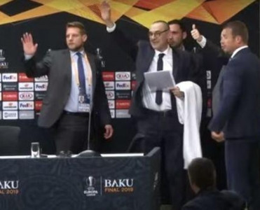 Azərbaycanlı şair yazdığı himni Sarriyə təqdim etdi - FOTO