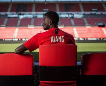 Rennes seneqallı futbolçunu birdəfəlik aldı