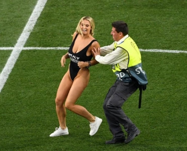 Finalda meydana girən qız cərimələnəcək