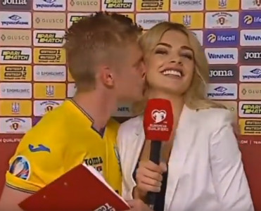 Zinçenko müsahibə zamanı xanım jurnalisti öpdü - VİDEO