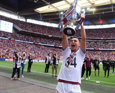 Hollandiyalı futbolçu Premyer liqa klubunda