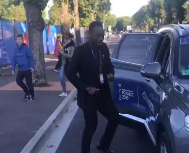 Essien küçədə rəqs etdi - VİDEO