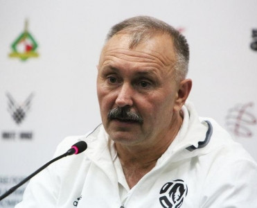 Millinin baş məşqçisi istefa verdi