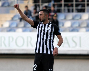 Mirabdulla Neftçi'ni məhkəməyə verir