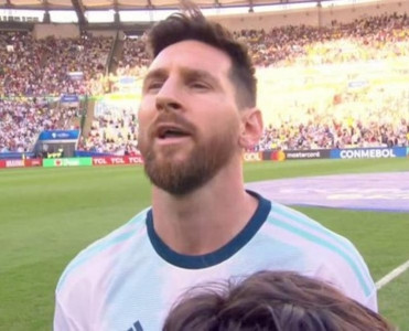 Messi ilk dəfə himni oxudu - VİDEO