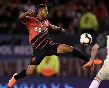 Atletiko braziliyalı futbolçu aldı