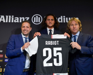 Juventus yeni transferini təqdim etdi