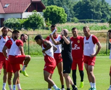 Partizani'nin baş məşqçisi hamını stadiondan çıxartdı