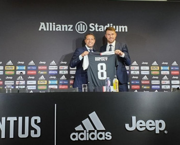 Juventus Ramsey'i təqdim etdi