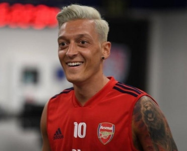 Məsut Özil imicini dəyişdi - FOTO