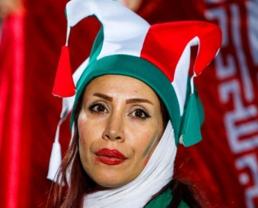 İranda qadınların stadiona girişinə icazə verildi