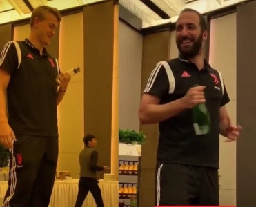 Juventus'un yeni transferləri mahnı oxudu - VİDEO