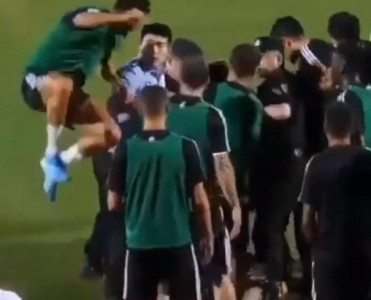 Ronaldo mühafizəçinin üstünə tullandı - VİDEO