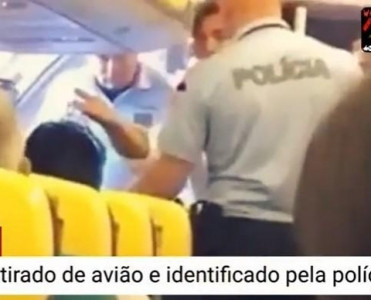 Baş məşqçini təyyarədən məcburi düşürdülər - VİDEO