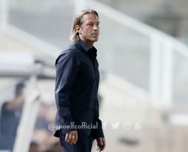 APOEL baş məşqçisini göndərdi